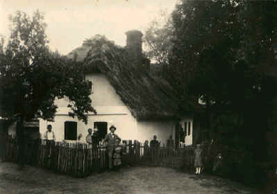 První školní budova postavená 1834&nbsp;(foto 1925)